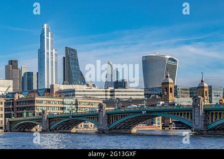 Cannon Street Bridge mit den Hochhäusern der City of London im Hintergrund, einschließlich der Walkie Talkie und 22 Bishopsgate, London, Großbritannien Stockfoto