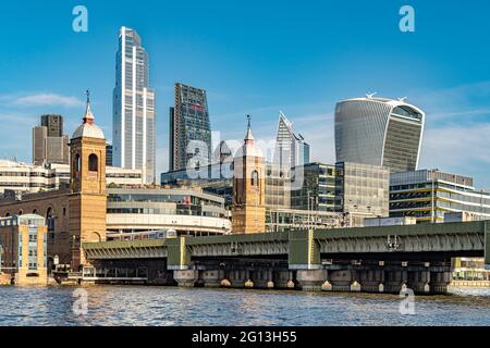 Cannon Street Bridge mit den Hochhäusern der City of London im Hintergrund, einschließlich der Walkie Talkie und 22 Bishopsgate, London, Großbritannien Stockfoto