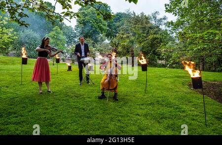 Jenna Reid über Fiddle, Su-a Lee Cellistin & Iain Sandilands Percussionistin, Start des Edinburgh International Festival, Royal Botanic Garden, Schottland Stockfoto