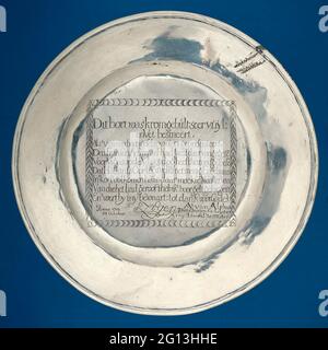 Tafel von Alphen. Tafel mit einem gekrönten ausgewachsenen (grabenden) Bündniswappen, bestehend aus zwei Wappen vor einem Hintergrund aus Blattwerk. Wenn es sich tatsächlich um den französischen Admiral handelt, was auf die Inschrift hindeutet, dann handelt es sich um Admiral Chateau Regnaud, den Kommandanten der 14 Linienschiffe, der französischen Staffel, die die spanische Silberflotte in der Bucht von Vigo schützte. Die Inschrift ist auf der Rückseite in ein quadratisches Feld eingraviert, das durch einen Rand aus Lob und punktförmigen Ornamenten gekennzeichnet ist. Stockfoto