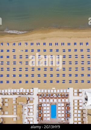 Luftaufnahme einer Strandbar am Sandstrand Stockfoto