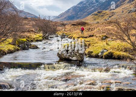 Ein Backpacker mit Rucksack in den North West Highlands von Schottland Stockfoto