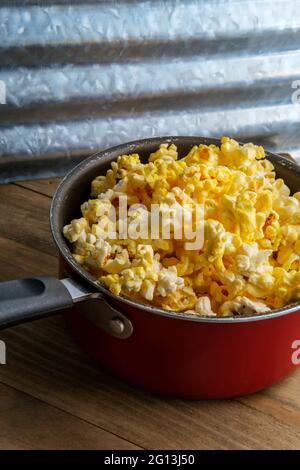 Hausgemachte theater Popcorn mit Butter in Houten für Film Nacht Stockfoto