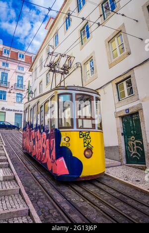 LISSABON, PORTUGAL - 25. MÄRZ 2017: Standseilbahn Bica oder Standseilbahn Elevador da Bica in Lissabon, Portugal Stockfoto