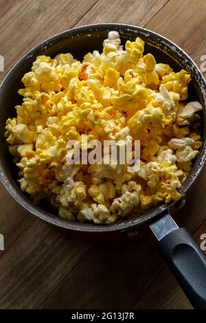 Hausgemachte theater Popcorn mit Butter in Houten für Film Nacht Stockfoto