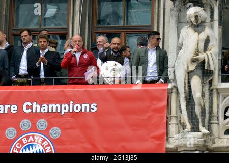 Daumen hoch für die Fans von FC Bayern München´s Trainer Pep Guardiola anlässlich der Deutschen Fußball-WM-Party 2016 in München Stockfoto