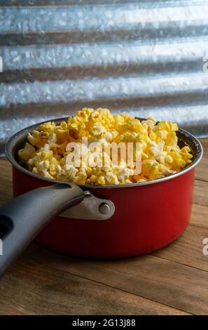 Hausgemachte theater Popcorn mit Butter in Houten für Film Nacht Stockfoto