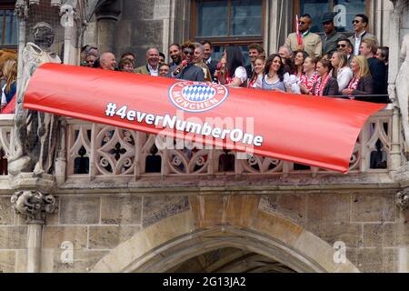 ´s Männer´s- und Damenmannschaft des FC Bayern München feiert auf dem Balkon des Neuen Rathauses in München 2016 die Deutsche Fußball-Meisterschaft Stockfoto