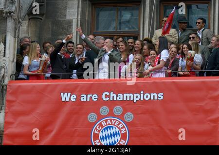 ´s FC Bayern München scherzen die Fußballspieler Franck Ribéry und Thomas Müller während der Feier der Deutschen Fußball-Meisterschaft 2016 Stockfoto