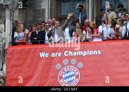 FC Bayern München´s Rafinha singt während der Feier der Deutschen Fußball-Meisterschaft auf dem Balkon des Rathauses in München, 2016 Stockfoto