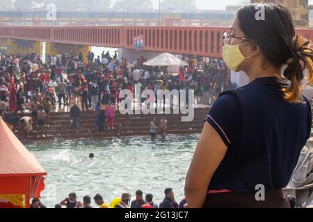 Haridwar, Uttarakhand, Indien, 14. April 2021. Indische Frau verehrt Heiligen Fluss Ganges trägt Coronavirus Schutzmaske in Haridwar Stadt Uttarakahdn Indien. Hochwertige Fotos Stockfoto