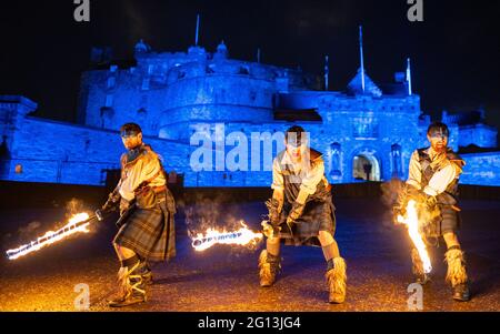 Vorbereitungen für die Hogmanay-Feier im Edinburgh Castle mit Darbietern, die Feuerfackeln verwenden, bevor die Fackelzug entlang der Royal Mile, 2019 , E, ansteht Stockfoto
