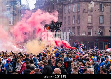 Szenen vom George Square in Glasgow nach dem Sieg der 55. Liga der Rangers mit der Bereitschaftspolizei, die versucht, die Fans in Schottland, Großbritannien, zu löschen Stockfoto