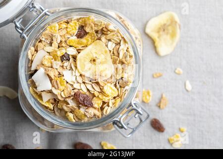 Glas mit Vollkorngetreide zum Frühstück. Müsli mit getrockneten Früchten und getrockneten Früchten. Mit Kopierbereich. Draufsicht. Stockfoto