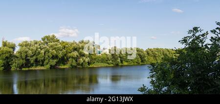 Ufer des Flusses Oka, Räume und die Kirche Stockfoto