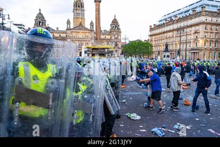 Szenen vom George Square in Glasgow nach dem Sieg der 55. Liga der Rangers mit der Bereitschaftspolizei, die versucht, die Fans in Schottland, Großbritannien, zu löschen Stockfoto