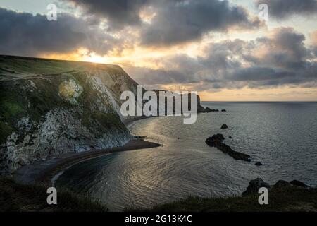 September Sonnenaufgang über man O' war Cove in Dorset, Großbritannien Stockfoto