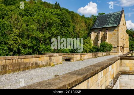 Die historische Brücke über die Werra bei Creuzburg im Werra-Tal in Thüringen Stockfoto