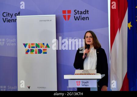 Wien, Österreich. Juni 2021. Pressekonferenz Vienna Pride. Bleib sicher, stay stolze '- Vienna Pride 7.-20. Juni, mit der 25. Regenbogenparade am 19. Juni 2021. Bild zeigt Ratsherrin Marina Hanke, SPÖ. Stockfoto