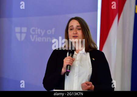 Wien, Österreich. Juni 2021. Pressekonferenz Vienna Pride. Bleib sicher, stay stolze '- Vienna Pride 7.-20. Juni, mit der 25. Regenbogenparade am 19. Juni 2021. Bild zeigt Ratsherrin Marina Hanke, SPÖ. Stockfoto