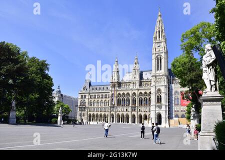 Wien, Österreich. Juni 2021. Pressekonferenz Vienna Pride. Bleib sicher, stay stolze '- Vienna Pride 7.-20. Juni, mit der 25. Regenbogenparade am 19. Juni 2021. Die Regenbogenfahne am Wiener Rathaus Stockfoto