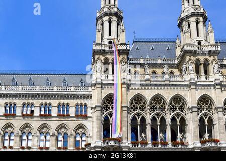 Wien, Österreich. Juni 2021. Pressekonferenz Vienna Pride. Bleib sicher, stay stolze '- Vienna Pride 7.-20. Juni, mit der 25. Regenbogenparade am 19. Juni 2021. Die Regenbogenfahne am Wiener Rathaus Stockfoto