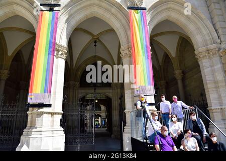 Wien, Österreich. Juni 2021. Pressekonferenz Vienna Pride. Bleib sicher, stay stolze '- Vienna Pride 7.-20. Juni, mit der 25. Regenbogenparade am 19. Juni 2021. Die Regenbogenfahne am Wiener Rathaus. Das Bild zeigt oben in der Mitte den Vize-Bürgermeister von Wien, Christoph Wiederkehr. Stockfoto