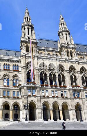 Wien, Österreich. Juni 2021. Pressekonferenz Vienna Pride. Bleib sicher, stay stolze '- Vienna Pride 7.-20. Juni, mit der 25. Regenbogenparade am 19. Juni 2021. Die Regenbogenfahne am Wiener Rathaus Stockfoto