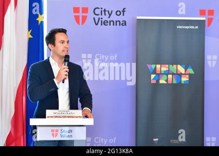 Wien, Österreich. Juni 2021. Pressekonferenz Vienna Pride. Bleib sicher, stay stolze '- Vienna Pride 7.-20. Juni, mit der 25. Regenbogenparade am 19. Juni 2021. Das Bild zeigt den Vize-Bürgermeister von Wien Christoph Wiederkehr. Stockfoto