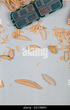 Handgemachte hölzerne Fischerei tacles graph Papier Hintergrund mit Werkzeugen und Rohlinge. Mockap für Werbung und Veröffentlichung. Stockfoto