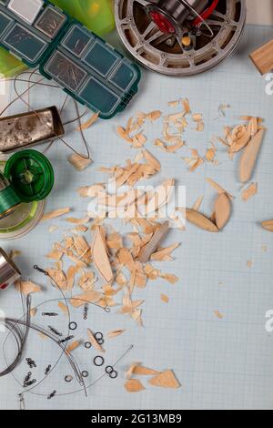 Handgemachte hölzerne Fischerei tacles graph Papier Hintergrund mit Werkzeugen und Rohlinge. Mockap für Werbung und Veröffentlichung. Stockfoto