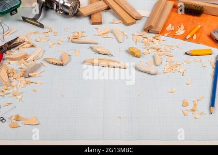 Handgemachte hölzerne Fischerei tacles graph Papier Hintergrund mit Werkzeugen und Rohlinge. Mockap für Werbung und Veröffentlichung. Stockfoto