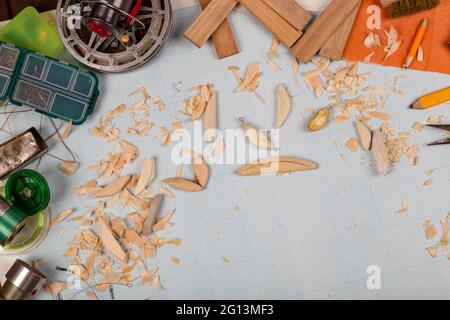 Handgemachte hölzerne Fischerei tacles graph Papier Hintergrund mit Werkzeugen und Rohlinge. Mockap für Werbung und Veröffentlichung. Stockfoto