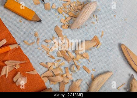 Handgemachte hölzerne Fischerei tacles graph Papier Hintergrund mit Werkzeugen und Rohlinge. Mockap für Werbung und Veröffentlichung. Stockfoto