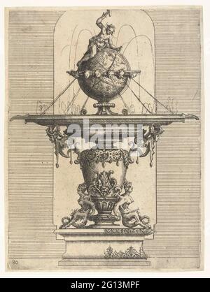 Brunnen mit rundem Becken, das auf einer Vase ruht; Brunnen, Brunnen, Schornsteinjacken, Kapitelle, fenster und Retabels; Brunnen in Form einer Vase - auf Vulkanus, nein 80. Auf beiden Seiten der Vase befindet sich eine geflügelte Saterin. Im Becken befindet sich ein Globus, der mit wasserspreizenden Kopfsteinpflaster verziert ist. Vulcanus ist auf der ganzen Welt. Eines von 20 Blades aus einer Serie (Architectura. Von Austheilung, Symmetria und Proportion of fünf seul ...) bestehend aus 193 Blättern und 5 Titelblättern, verteilt auf fünf Bücher. Dies ist eine zweite, umfangreiche Ausgabe der unter ORN Cat I-319 beschriebenen Serie. Stockfoto