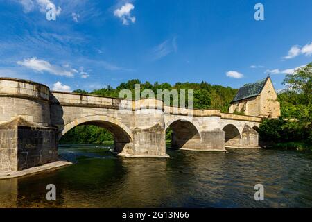 Die historische Brücke über die Werra bei Creuzburg im Werra-Tal in Thüringen Stockfoto