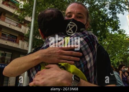 Barcelona, Spanien. Juni 2021. Mitglieder des Extinction Rebellion am Ende der Besetzung des Sekretariats der katalanischen Regierung für Umwelt und Nachhaltigkeit Quelle: Matthias Oesterle/Alamy Live News Stockfoto