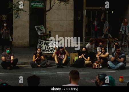 Barcelona, Spanien. Juni 2021. Mitglieder des Extinction Rebellion haben eine Versammlung auf der Straße, während sie das Sekretariat der katalanischen Regierung für Umwelt und Nachhaltigkeit besetzt haben, um eine Volksversammlung für das Klima zu fordern.Quelle: Matthias Oesterle/Alamy Live News Stockfoto