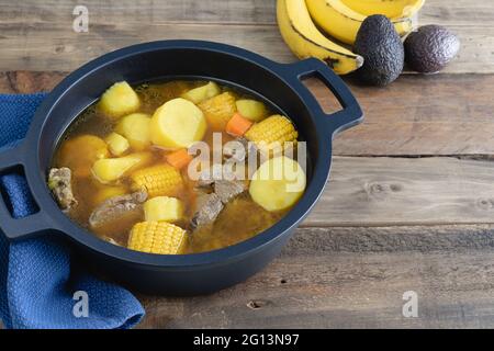 Kolumbianischer Sancocho frisch in einem Topf auf einem Holzboden zubereitet. Speicherplatz kopieren. Stockfoto