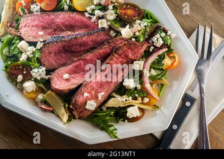 Blaukäse-Steak-Salat, der selten mit kalamata-Oliven und gekocht wird Artischockenherzen Stockfoto