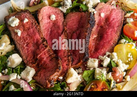 Blaukäse-Steak-Salat, der selten mit kalamata-Oliven und gekocht wird Artischockenherzen Stockfoto