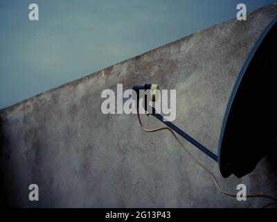 Dish TV-Setup Isolieren Sie bei Nahaufnahmen auf dem Hintergrund der Himmelswand Stockfoto