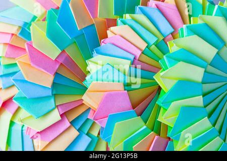 Origami-Hintergrund, abstrakte parametrische Spiralstrukturen aus bunten Papierblättern, Nahaufnahme mit selektivem Weichfokus Stockfoto