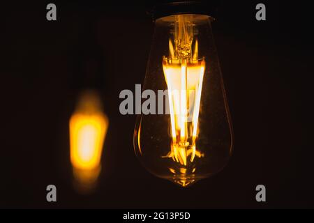 Wolfram-Lampen leuchten im Dunkeln, Nahaufnahme mit selektivem Weichfokus Stockfoto