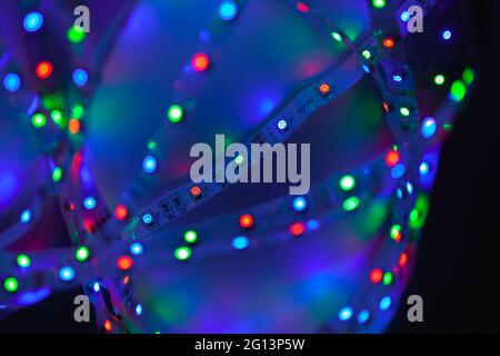 LED-Streifen leuchtet, Nahaufnahme mit selektivem Fokus und Bokeh-Objektiveffekt Stockfoto
