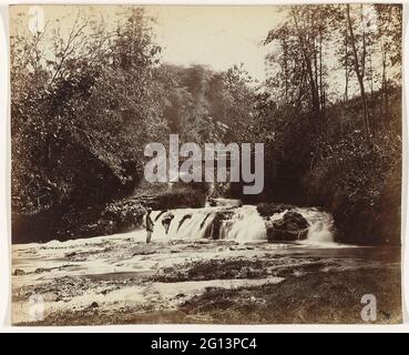 Wasserfall bei Malang; Staatsbahnen auf Java. Der Wasserfall bei Malang. Teil einer Gruppe von 62 Fotos in einer Schachtel mit der Aufschrift 'Staatsbahnen auf Java' aus dem Jahr 1888. Stockfoto