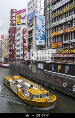 OSAKA, JAPAN - 24. Dez 2019: Osaka, Japan - 28. Nov 2019: Flussfahrt auf dem Osaka Dotonbori Kanal Japan. Stockfoto