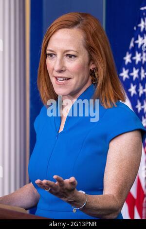 Washington, Usa. Juni 2021. Jen Psaki, die Pressesprecherin des Weißen Hauses, beantwortet eine Frage der Nachrichtenmedien während der täglichen Pressekonferenz im Weißen Haus in Washington, DC, USA, am 04. Juni 2021. Der Beschäftigungsbericht vom Mai wies darauf hin, dass die Arbeitslosigkeit auf 5.8 % zurückging und die Wirtschaft 559,000 Arbeitsplätze hinzufügte. Quelle: SIPA USA/Alamy Live News Stockfoto