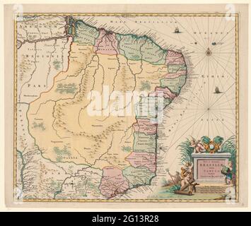 Karte von Brasilien; Nova et acurata brasiliae totius tabula. Karte von Brasilien, gelbe Umrandung, farbige Gebiete, zwei Schiffe im Meer, Berge, Bäume und Gebäude im Land signiert. Oben Kompassrose, unten rechts mit 5 Putti und poseidon mit Dreizack, unter Inschriftenskala in deutscher, spanischer und französischer Meile. Stockfoto