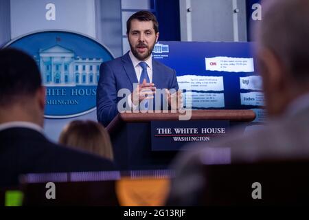 Washington, Usa. Juni 2021. Brian Deese, Direktor des National Economic Council, beantwortet eine Frage der Nachrichtenmedien während des täglichen Pressebriefing im Weißen Haus in Washington, DC, USA, am 04. Juni 2021. Der Beschäftigungsbericht vom Mai wies darauf hin, dass die Arbeitslosigkeit auf 5.8 % zurückging und die Wirtschaft 559,000 Arbeitsplätze hinzufügte. Quelle: SIPA USA/Alamy Live News Stockfoto